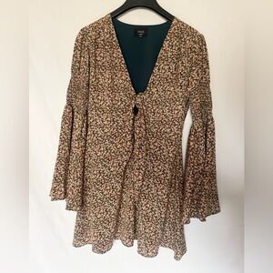 Vici size:L floral sun dress with low V neckline, tie front, and Flounce sleeves